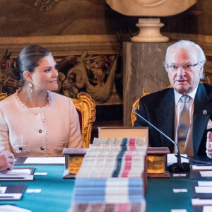 Le roi Carl XVI Gustaf de Suède, secondé par sa fille la princesse héritière Victoria, a révélé le 21 avril 2016 en conseil des ministres les prénoms et le titre du fils du prince Carl Philip et de la princesse Sofia de Suède, né le 19 avril : le prince Alexander Erik Hubertus Bertil, duc de Södermanland.