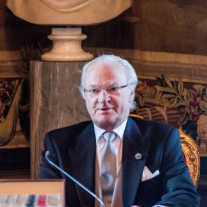 Le roi Carl XVI Gustaf de Suède, secondé par sa fille la princesse héritière Victoria, a révélé le 21 avril 2016 en conseil des ministres les prénoms et le titre du fils du prince Carl Philip et de la princesse Sofia de Suède, né le 19 avril : le prince Alexander Erik Hubertus Bertil, duc de Södermanland.