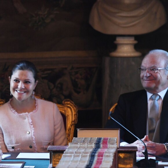 Le roi Carl XVI Gustaf de Suède, secondé par sa fille la princesse héritière Victoria, a révélé le 21 avril 2016 en conseil des ministres les prénoms et le titre du fils du prince Carl Philip et de la princesse Sofia de Suède, né le 19 avril : le prince Alexander Erik Hubertus Bertil, duc de Södermanland.