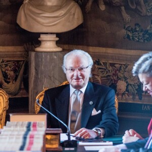 Le roi Carl XVI Gustaf de Suède, secondé par sa fille la princesse héritière Victoria, a révélé le 21 avril 2016 en conseil des ministres les prénoms et le titre du fils du prince Carl Philip et de la princesse Sofia de Suède, né le 19 avril : le prince Alexander Erik Hubertus Bertil, duc de Södermanland.