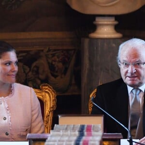 Le roi Carl XVI Gustaf de Suède, secondé par sa fille la princesse héritière Victoria, a révélé le 21 avril 2016 en conseil des ministres les prénoms et le titre du fils du prince Carl Philip et de la princesse Sofia de Suède, né le 19 avril : le prince Alexander Erik Hubertus Bertil, duc de Södermanland.