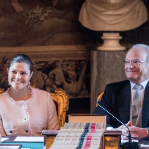 Le roi Carl XVI Gustaf de Suède, secondé par sa fille la princesse héritière Victoria, a révélé le 21 avril 2016 en conseil des ministres les prénoms et le titre du fils du prince Carl Philip et de la princesse Sofia de Suède, né le 19 avril : le prince Alexander Erik Hubertus Bertil, duc de Södermanland.