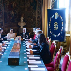 Le roi Carl XVI Gustaf de Suède, secondé par sa fille la princesse héritière Victoria, a révélé le 21 avril 2016 en conseil des ministres les prénoms et le titre du fils du prince Carl Philip et de la princesse Sofia de Suède, né le 19 avril : le prince Alexander Erik Hubertus Bertil, duc de Södermanland.