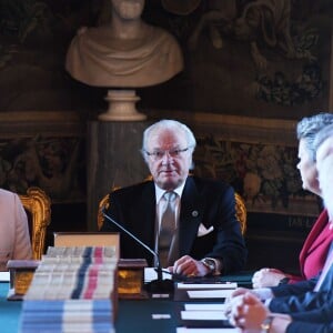 Le roi Carl XVI Gustaf de Suède, secondé par sa fille la princesse héritière Victoria, a révélé le 21 avril 2016 en conseil des ministres les prénoms et le titre du fils du prince Carl Philip et de la princesse Sofia de Suède, né le 19 avril : le prince Alexander Erik Hubertus Bertil, duc de Södermanland.