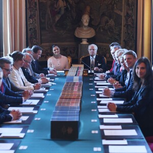 Le roi Carl XVI Gustaf de Suède, secondé par sa fille la princesse héritière Victoria, a révélé le 21 avril 2016 en conseil des ministres les prénoms et le titre du fils du prince Carl Philip et de la princesse Sofia de Suède, né le 19 avril : le prince Alexander Erik Hubertus Bertil, duc de Södermanland.