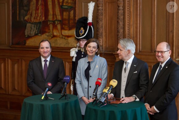 Les témoins de la naissance du prince Alexander de Suède, fils du prince Carl Philip et de la princesse Sofia, lors d'une conférence de presse au palais royal Drottningholm à Stockholm le 21 avril 2016 après la révélation par le roi Carl XVI Gustaf des prénoms et du titre du bébé.