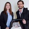 Le prince Carl Philip et la princesse Sofia de Suède avec leur fils le prince Alexander à leur départ de la maternité de l'hôpital de Danderyd le 20 avril 2016, au lendemain de sa naissance.