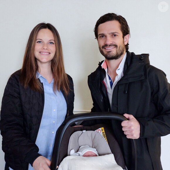 Le prince Carl Philip et la princesse Sofia de Suède avec leur fils le prince Alexander à leur départ de la maternité de l'hôpital de Danderyd le 20 avril 2016, au lendemain de sa naissance.