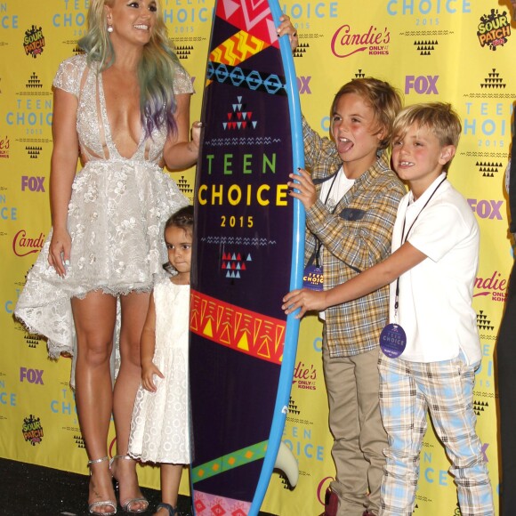 Britney Spears, Maddie Aldridge, et ses fils Sean Preston Federline, Jayden James Federline posant dans la salle de presse aux Teen Choice Awards 2015 à Los Angeles, le 16 août 2015.  Celebrities pose in the press room at the Teen Choice Awards 2015 at Galen Center on August 16, 2015 in Los Angeles, California.16/08/2015 - Los Angeles