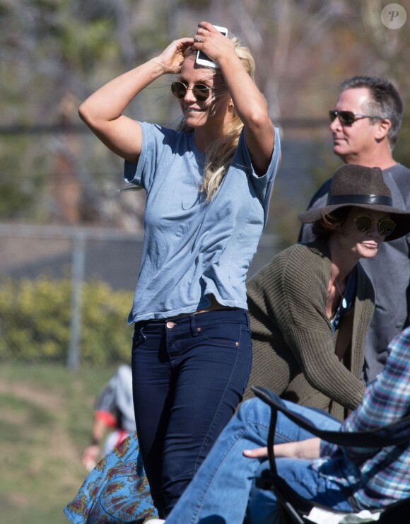 Britney Spears regarde ses fils jouer au football avec son frère Bryan et sa nièce Lexie à Los Angeles le 6 février 2016.  Please hide children's face prior to the publication - Singer and proud mom Britney Spears watches her son's soccer game in Los Angeles, California with her brother Bryan and niece Lexie on February 6, 2016. Britney is taking a break from her 'Piece Of Me' show at Planet Hollywood in Las Vegas to spend some quality time with her family.06/02/2016 - Los Angeles