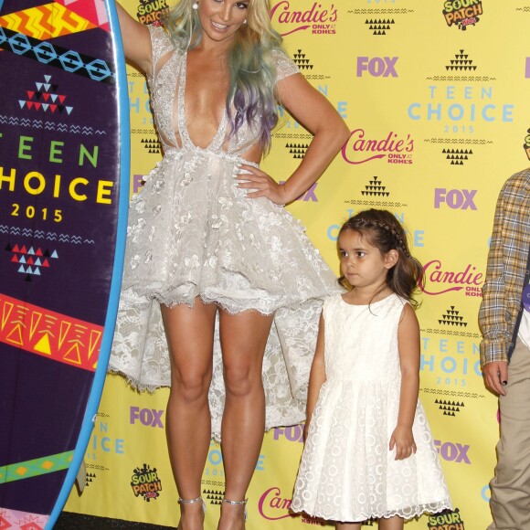 Britney Spears, Maddie Aldridge posant dans la salle de presse aux Teen Choice Awards 2015 à Los Angeles, le 16 août 2015.  Celebrities pose in the press room at the Teen Choice Awards 2015 at Galen Center on August 16, 2015 in Los Angeles, California.16/08/2015 - Los Angeles