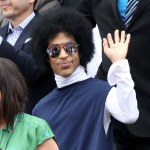 Le chanteur Prince assiste au match entre Rafael Nadal et Dusan Lajovic lors des Internationaux de France de tennis de Roland Garros à Paris, le 2 juin 2014.