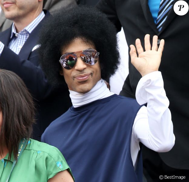 Le chanteur Prince assiste au match entre Rafael Nadal et Dusan Lajovic lors des Internationaux de France de tennis de Roland Garros à Paris, le 2 juin 2014.