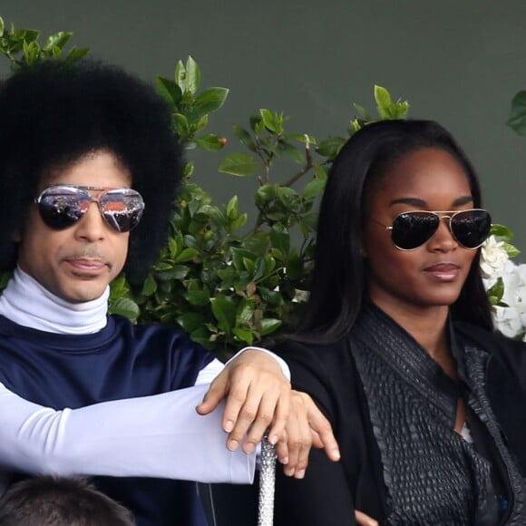 Le chanteur Prince et sa fiancée Damaris Lewis assistent au match entre Rafael Nadal et Dusan Lajovic lors des Internationaux de France de tennis de Roland Garros à Paris, le 2 juin 2014.