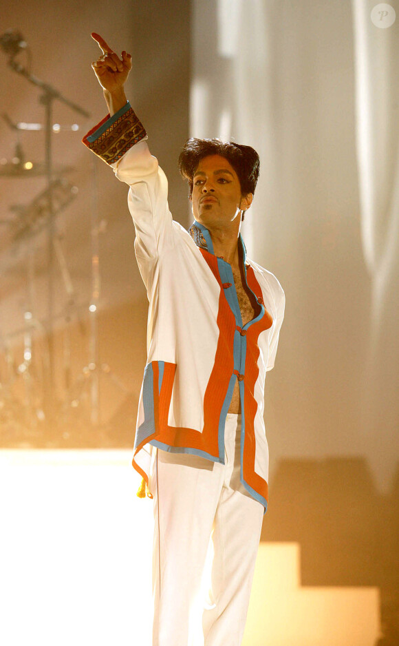 Prince sur la scène des Brit Award, le 15 février 2006