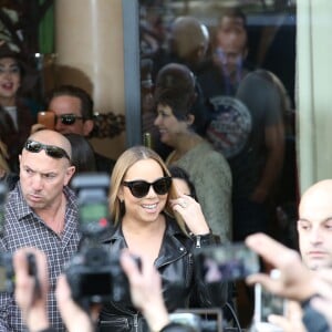 Mariah Carey quitte l'hôtel Plaza Athénée à Paris le 20 avril 2016.