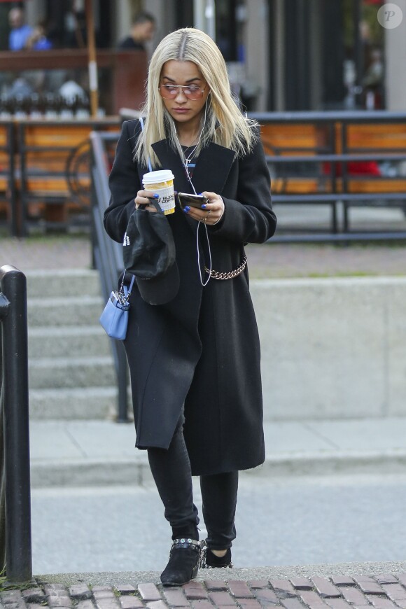 Rita Ora s'est pris un café à emporter à Vancouver. Le 14 avril 2016