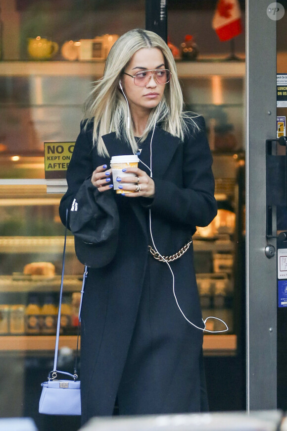 Rita Ora s'est pris un café à emporter à Vancouver. Le 14 avril 2016