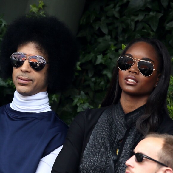 Le chanteur Prince et sa fiancée Damaris Lewis assistent au match entre Rafael Nadal et Dusan Lajovic lors des Internationaux de France de tennis de Roland Garros à Paris, le 2 juin 2014.