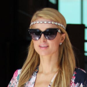 Paris Hilton se promène avec son petit chien blanc Prince Hilton dans les rues de Beverly Hills, le 21 avril 2016