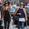 Paris Hilton et sa soeur Nicky Hilton enceinte se promènent dans le quartier de East Village à New York, le 11 avril 2016
