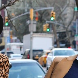 Paris Hilton et sa soeur Nicky Hilton enceinte se promènent dans le quartier de East Village à New York, le 11 avril 2016