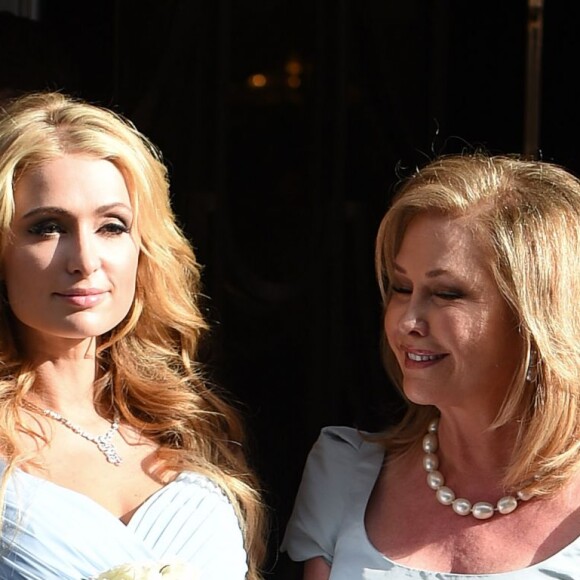 Paris Hilton et sa mère Kathy Hilton quittent l'hôtel Claridges à Londres, le 10 juillet 2015 pour aller au mariage de Nicky Hilton et de James Rotschild au palais de Kensington