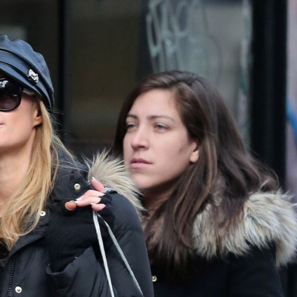 Paris Hilton se promène et fait du shopping à l'Apple store de New York le 5 Mars 2016.