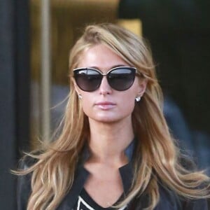 Exclusif - Paris Hilton se promène avec 3 iPhones dans les mains à Beverly Hills le 1er février 2016.