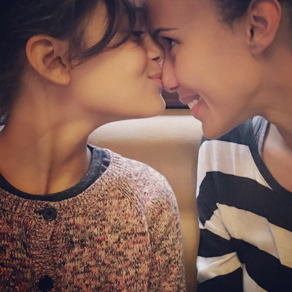 Sonia Rolland prend la pose avec sa "Tess d'amour", sa fille aînée de 9 ans. (photo postée le 25 avril 2016)