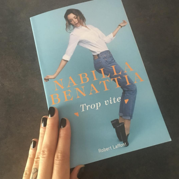 Nabilla, fière de son autobiographie. Avril 2016.