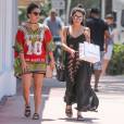 Vanessa Hudgens et sa soeur Stella en pleine séance de shopping à Miami Le 09 avril 2016