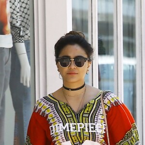 Vanessa Hudgens et sa soeur Stella en pleine séance de shopping à Miami Le 09 avril 2016