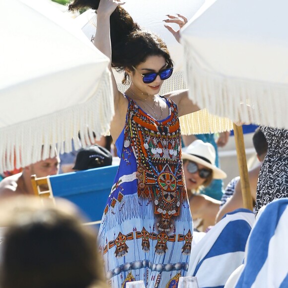 Vanessa Hudgens et sa soeur Stella passent la journée sur une plage à Miami Le 09 avril 2016