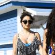 Vanessa Hudgens et sa soeur Stella passent la journée sur une plage à Miami Le 09 avril 2016