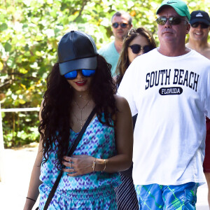 Vanessa Hudgens et sa soeur Stella passent la journée sur une plage à Miami Le 08 Avril 2016