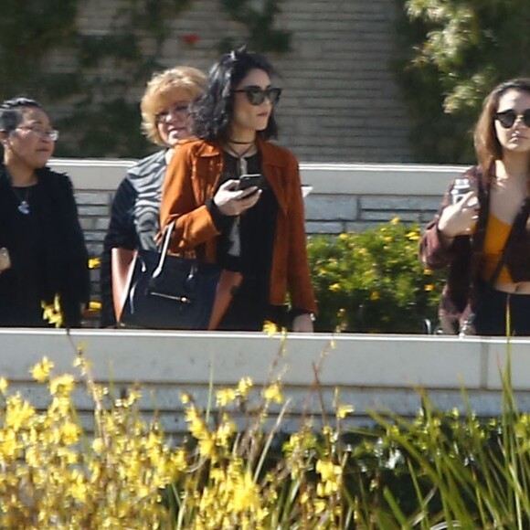 Vanessa Hudgens et sa soeur Stella se rendent sur la tombe de leur père au cimetière de Glendale, le 2 février 2016. Elles sont en compagnie de leur mère, Gina.