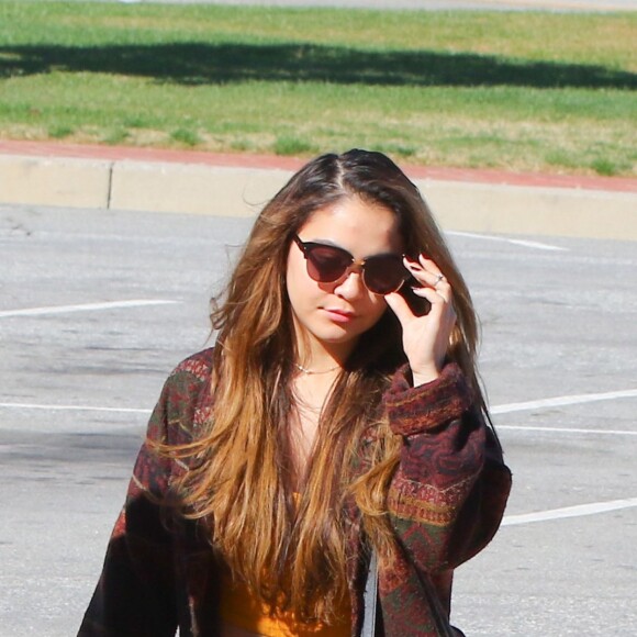Vanessa Hudgens et sa soeur Stella se rendent sur la tombe de leur père au cimetière de Glendale, le 2 février 2016. Elles sont en compagnie de leur mère, Gina.
