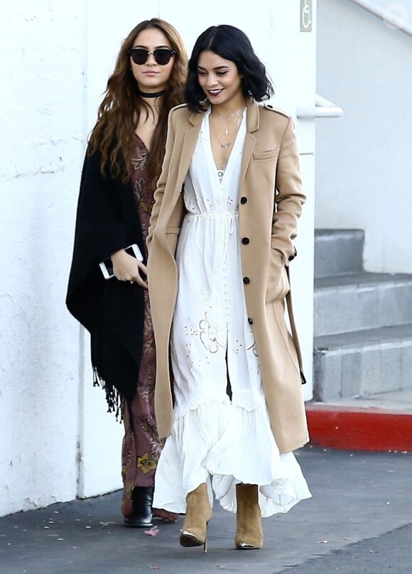 Exclusif - Vanessa Hudgens et sa soeur Stella font du shopping dans les rues de Studio City, le 24 décembre 2015
