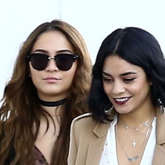 Exclusif - Vanessa Hudgens et sa soeur Stella font du shopping dans les rues de Studio City, le 24 décembre 2015