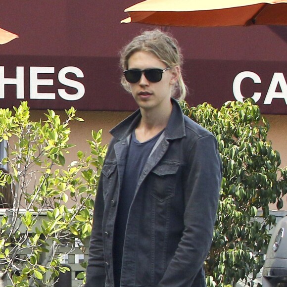 Vanessa Hudgens et son compagnon Austin Butler sortent déjeuner à West Hollywood le 24 octobre 2015.