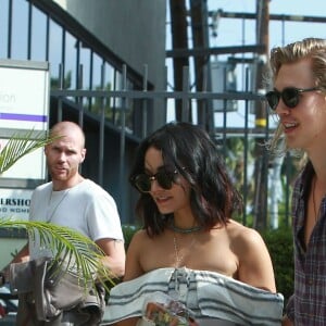 Exclusif - L'actrice Vanessa Hudgens et son compagnon Austin Butler sortent déjeuner à West Hollywood le 09 juillet 2015.