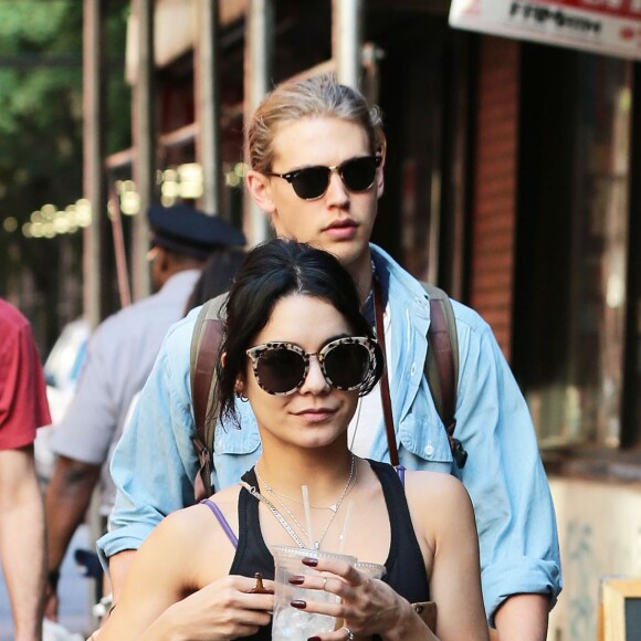 Vanessa Hudgens et son compagnon Austin Butler se baladent à New York le 26 juin 2015.