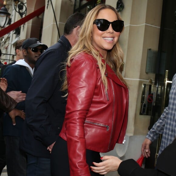 Mariah Carey et son fiancé James Packer font du shopping chez Tom Ford rue Saint-Honoré avant de rentrer à l'hôtel Plaza Athénée à Paris, le 22 avril 2016.