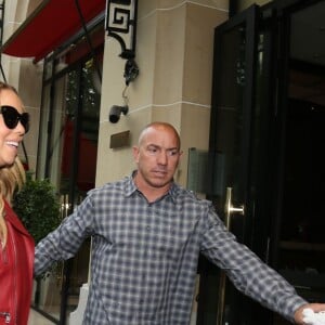 Mariah Carey et son fiancé James Packer font du shopping chez Tom Ford rue Saint-Honoré avant de rentrer à l'hôtel Plaza Athénée à Paris, le 22 avril 2016.