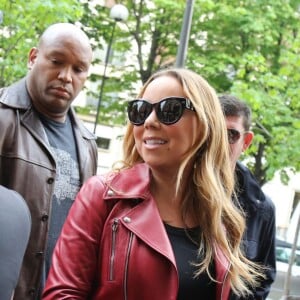 Mariah Carey et son fiancé James Packer font du shopping chez Tom Ford rue Saint-Honoré avant de rentrer à l'hôtel Plaza Athénée à Paris, le 22 avril 2016.