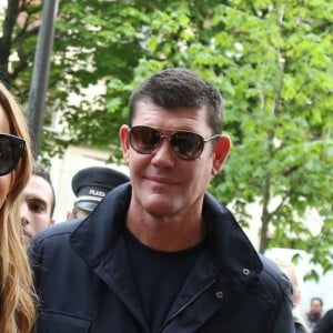 Mariah Carey et son fiancé James Packer font du shopping chez Tom Ford rue Saint-Honoré avant de rentrer à l'hôtel Plaza Athénée à Paris, le 22 avril 2016.