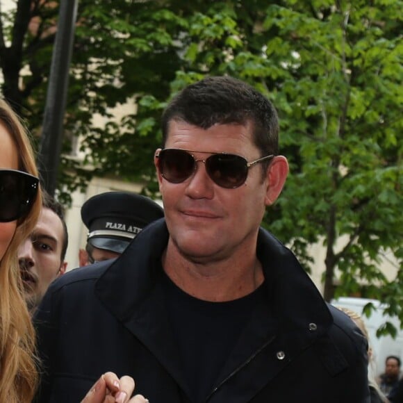 Mariah Carey et son fiancé James Packer font du shopping chez Tom Ford rue Saint-Honoré avant de rentrer à l'hôtel Plaza Athénée à Paris, le 22 avril 2016.