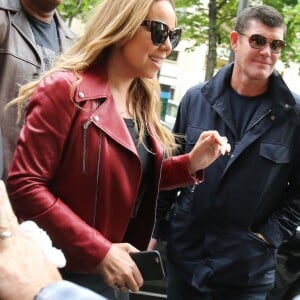 Mariah Carey et son fiancé James Packer font du shopping chez Tom Ford rue Saint-Honoré avant de rentrer à l'hôtel Plaza Athénée à Paris, le 22 avril 2016.