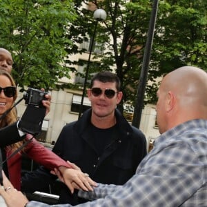 Mariah Carey et son fiancé James Packer font du shopping chez Tom Ford rue Saint-Honoré avant de rentrer à l'hôtel Plaza Athénée à Paris, le 22 avril 2016.